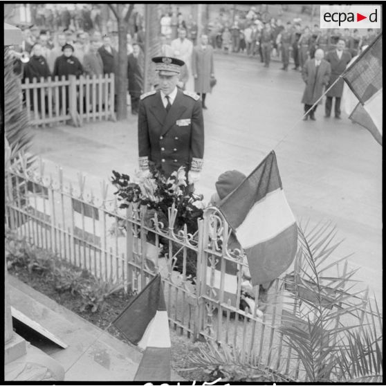 Tizi Ouzou. Monument aux morts. Le général Massu dépose une gerbe de fleur.