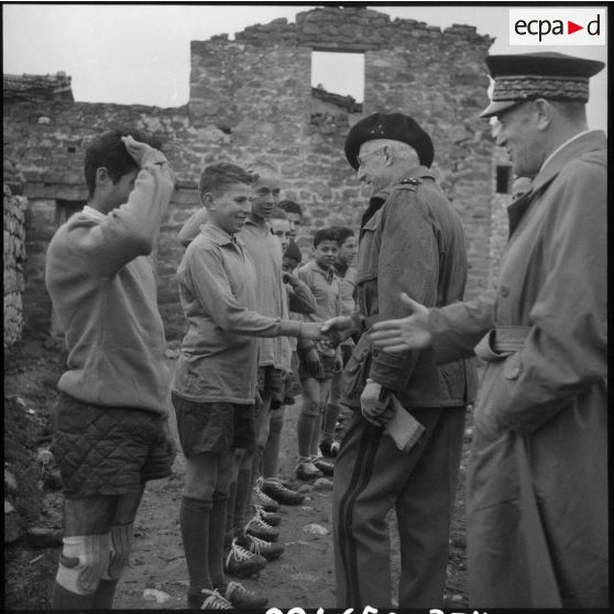 Beni Mendes. Le général Faure et monsieur Chappel saluent les jeunes sportifs du village.