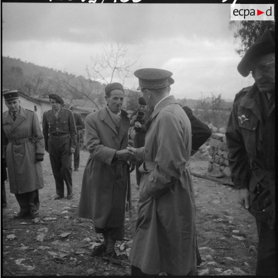 Beni Mendes. Monsieur Chappel salue le maire du village qui a été décoré de la valeur militaire.