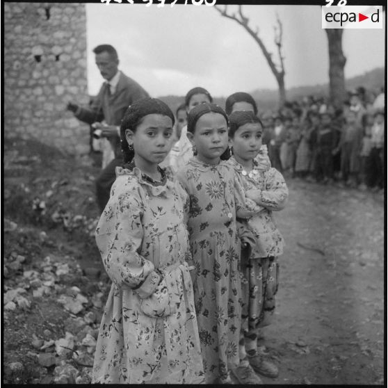 Beni Mendes. Des petites filles parmi la foule venue saluer les autorités.