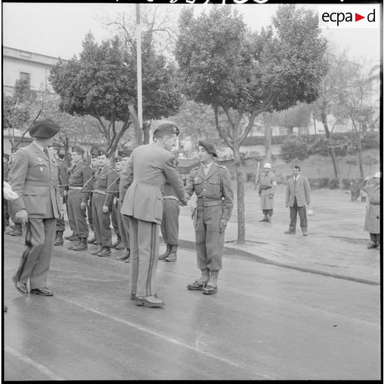 Tizi Ouzou. Le général Massu salue un soldat.