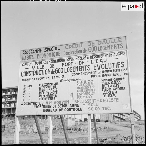 Fort de l'Eau. Panneau d'information à propos du chantier de construction d'un immeuble de 600 logements.