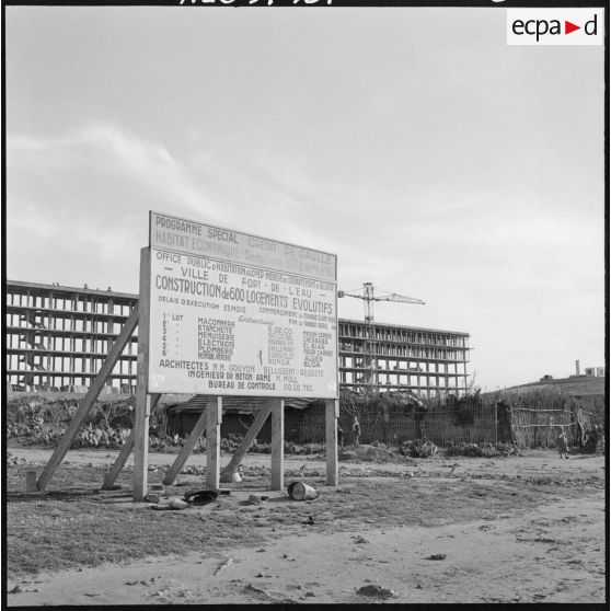 Fort de l'Eau. Panneau d'information à propos du chantier de construction d'un immeuble de 600 logements.