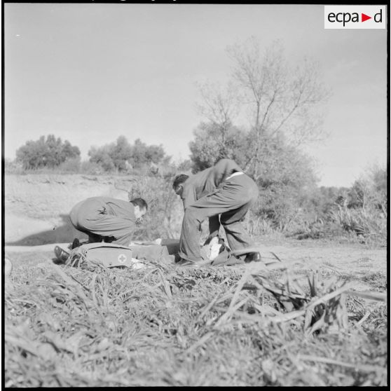 Base de Boufarik. Démonstration de sauvetage d'un blessé.