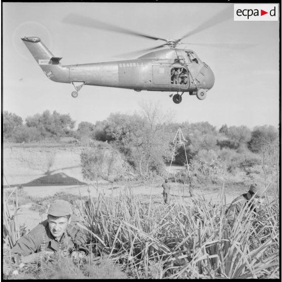 Base de Boufarik. Démonstration de sauvetage d'un blessé, à l'aide d'un treuil à partir d'un hélicoptère Sikorsky.