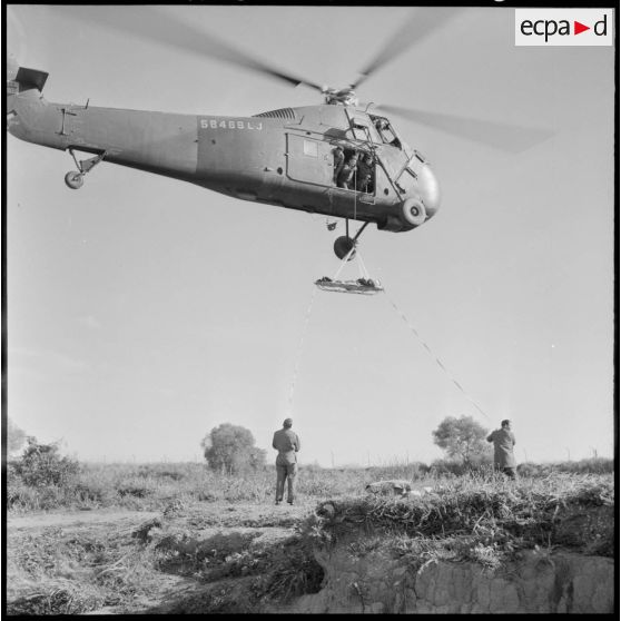 Base de Boufarik. Démonstration de sauvetage d'un blessé, à l'aide d'un treuil à partir d'un hélicoptère Sikorsky.