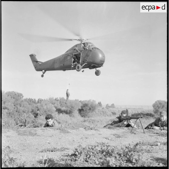 Base de Boufarik. Démonstration de sauvetage d'un blessé, à l'aide d'un treuil à partir d'un hélicoptère Sikorsky.