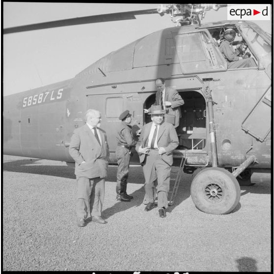 Tizi Ouzou. Les députés allemands sur la drop zone (DZ) sortent d'un hélicoptère Sikorsky.