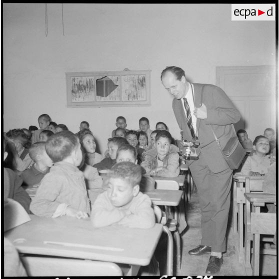 Poste d'Ouled Ali. Les députés allemands visitent l'école.