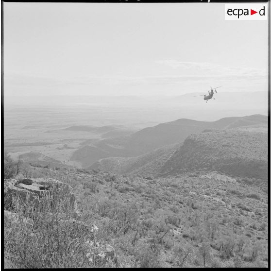 Opération dans la région ouest de Ouizer. Hélicoptère Piasecki H21.