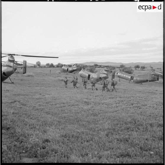 Opération dans la région ouest de Ouizer. Les troupes sont arrivées par les hélicoptères Piasecki H21.