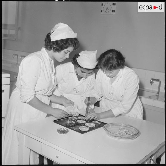 Ecole ménagère d'El Biar. Des monitrices cuisinent.