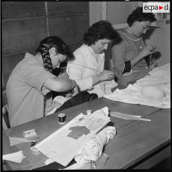 Ecole ménagère d'El Biar. Des monitrices tricotent.