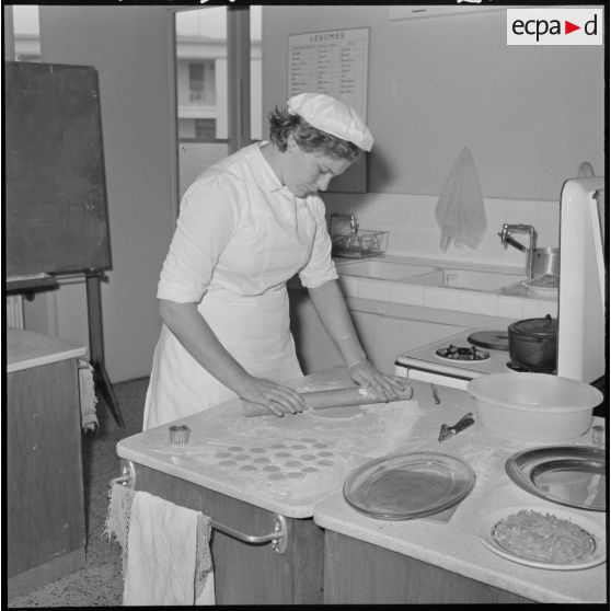 Ecole ménagère d'El Biar. Une monitrice cuisine.