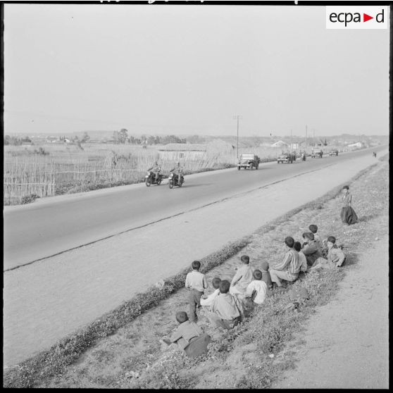 Maison Carrée. Les enfants regardent passer la 214e compagnie de circulation routière (214e CCR).