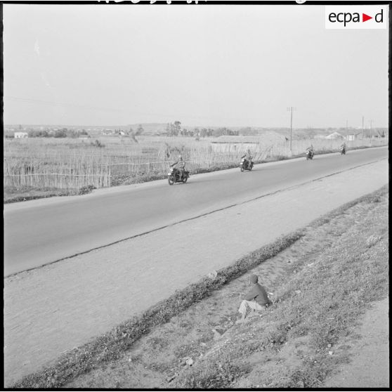 Maison Carrée. Un enfant regarde passer la 214e compagnie de circulation routière (214e CCR).