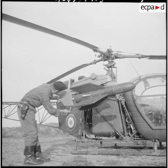 Opération K21. Un hélicoptère Alouette équipé d'une fusée SS II.