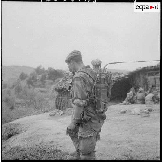 Opération K21. Le radio de Grenoble 58/1C du 1er régiment de chasseurs parachutistes (RCP) 2ème compagnie écoute les ordres.