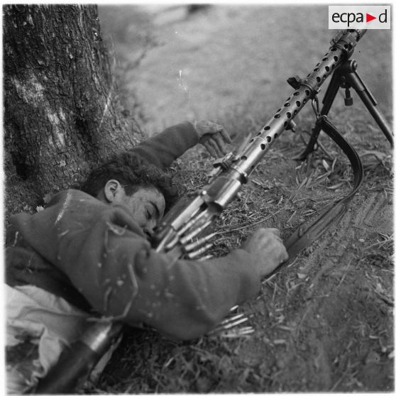 Opération K21. Cadavre d'un rebelle avec sa mitrailleuse MG42.