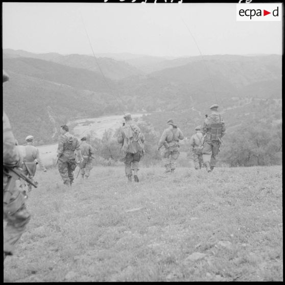 Opération K21. Les parachutistes foncent vers l'oued.