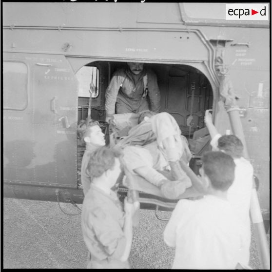 Opération K21. Evacuation des blessés par hélicoptère.