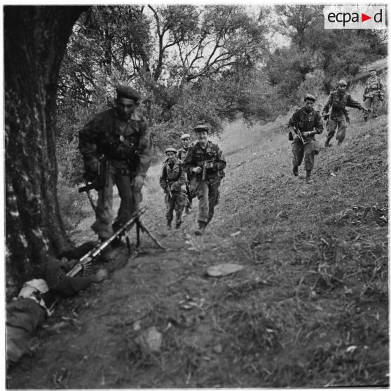 Opération K21. Les parachutistes foncent sur la MG42 réduite au silence.