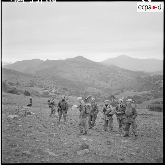 Opération Iris. Arrivée au sol de la 13ème division blindée de la légion étrangère (DBLE) héliportée.