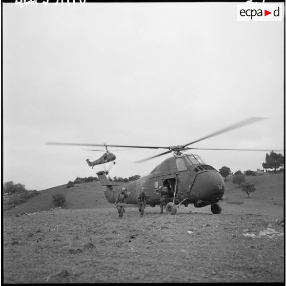 Opération Iris. Arrivée au sol de la 13ème division blindée de la légion étrangère (DBLE) héliportée.