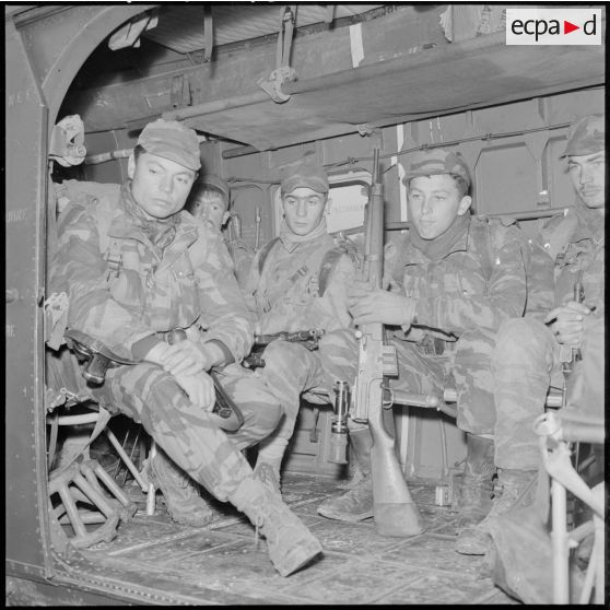 Opération dans le sud de Tenes. Stick du commando manoir en place dans un hélicoptère Sikorsky H34.