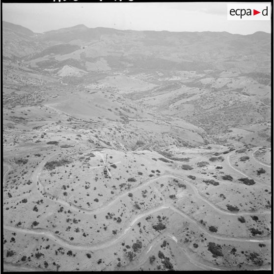 Opération dans le sud de Tenes. Les hélicoptères Sikorsky H34 se posent quelques secondes afin de permettre au commando de prendre possession du piton.