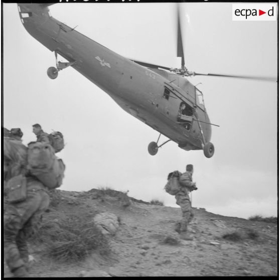 Opération dans le sud de Tenes. Le "Mammouth" (hélicoptère Sikorsky H34) de protection vient de déposer le photographe sur le piton où vient de s'installer le commando.