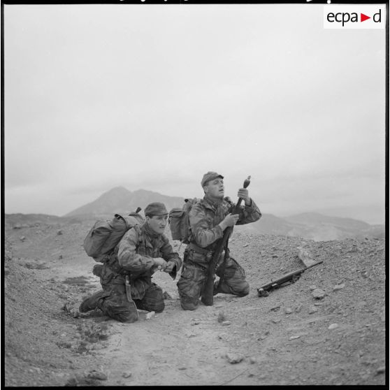 Opération dans le sud de Tenes. Des grenades à fusil sont tirées sur une position occupée par les rebelles.