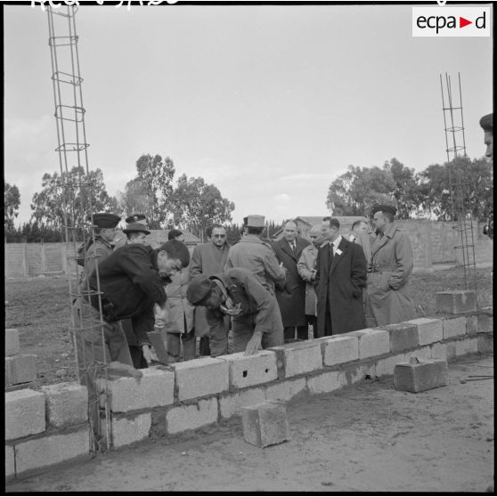 Les patrons visitent un chantier de construction.