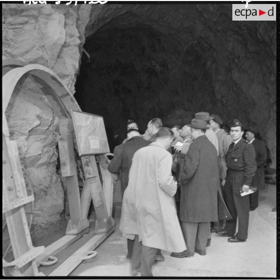 Barrage Oued Foda. Exposé du maire de l'Oued Foda aux patrons en visite.