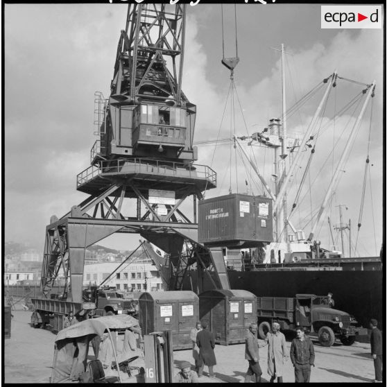 Port d'Alger. Grue transportant un container de livres scolaires.