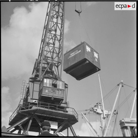 Port d'Alger. Une grue déplaçant un container de livres scolaires.