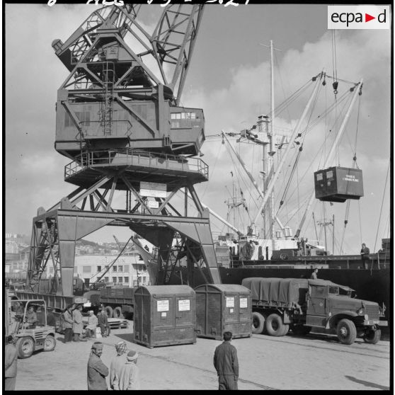 Port d'Alger. Grue transportant des containers de livres scolaires.