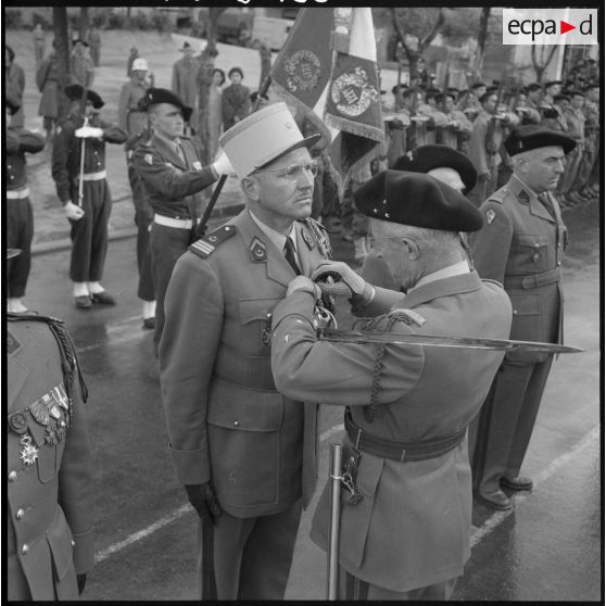 Tizi Ouzou. Le capitaine Aberegg, officier de liaison de la section administrative spécialisée (SAS) de l'arrondissement de Tizi Ouzou est décoré par le général Faure de la rosette de la légion d'honneur.