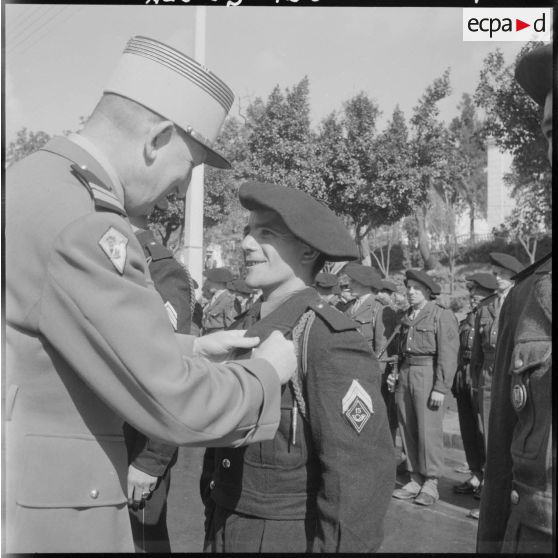 Tizi Ouzou. Le colonel Duchelas décore le caporal du 15e bataillon de chasseurs alpins (BCA) de la valeur militaire.