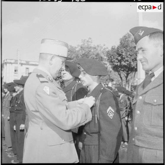 Tizi Ouzou. Un chasseur est décoré par le colonel Duchelas de la valeur militaire.