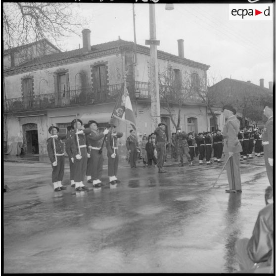 Tizi Ouzou. Le général Faure et le drapeau du 121e régiment d'infanterie (RI).