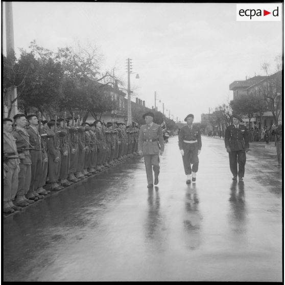 Tizi Ouzou. Le général Faure et le colonel Pin passent en revue le 15e bataillon de chasseurs alpins (BCA).