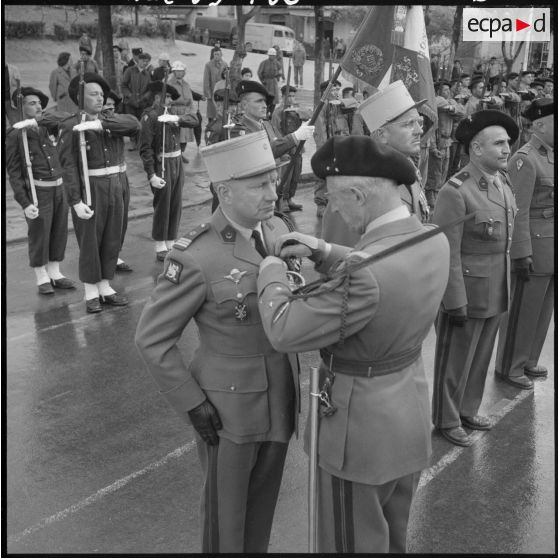 Tizi Ouzou. Le capitaine Audinot, officier de la section administrative spécialisée (SAS) de Beni Douala, est décoré par le général Faure de la rosette de la légion d'honneur.