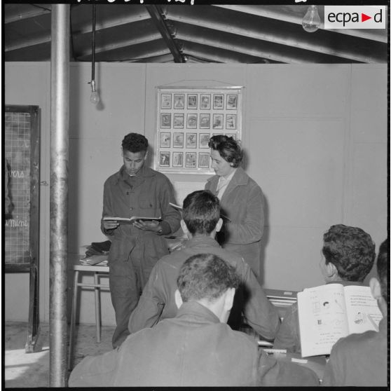 Centre de formation de Bourkika et de Boufarik. Foyers de jeunes de Douera. Salle de classe.