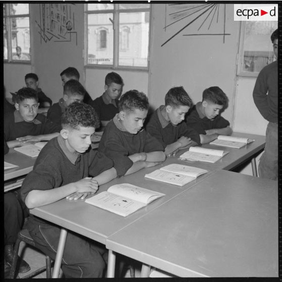 Centre de formation de Bourkika et de Boufarik. Foyers de jeunes de Douera. Salle de classe.