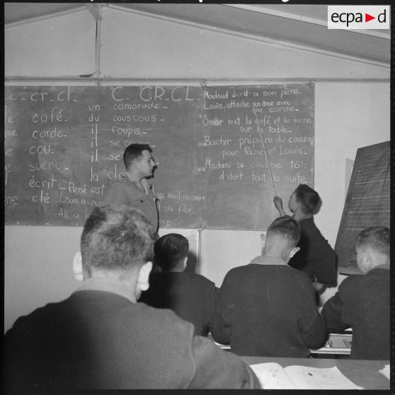 Centre de formation de Bourkika et de Boufarik. Foyers de jeunes de Douera. Salle de classe.