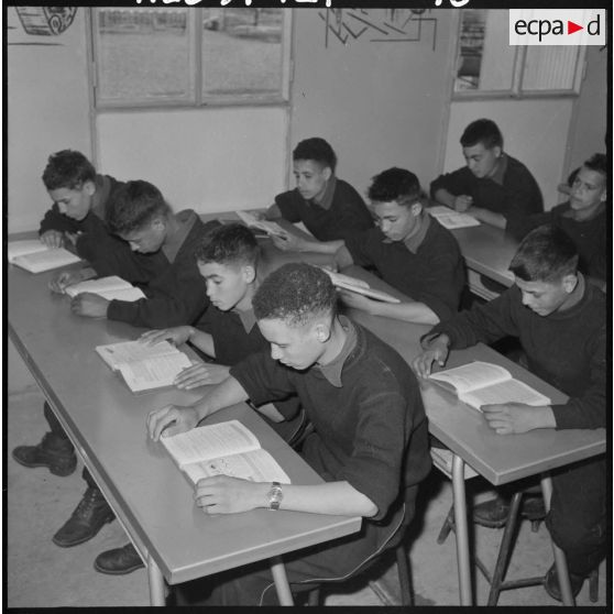 Centre de formation de Bourkika et de Boufarik. Foyers de jeunes de Douera. Salle de classe.