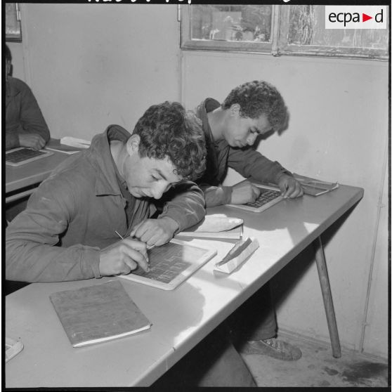 Centre de formation de Bourkika et de Boufarik. Foyers de jeunes de Douera. Salle de classe.