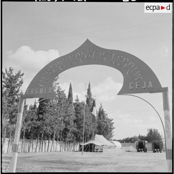 Centre de formation de Bourkika et de Boufarik. Foyers de jeunes de Douera. Entrée.