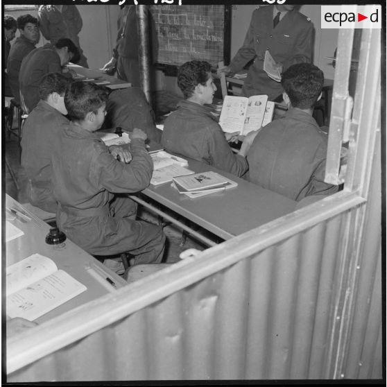 Centre de formation de Bourkika et de Boufarik. Foyers de jeunes de Douera. Salle de classe.